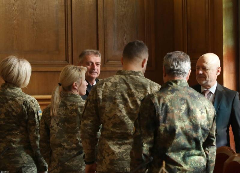 Министър Тагарев се срещна с украински военнослужещи`